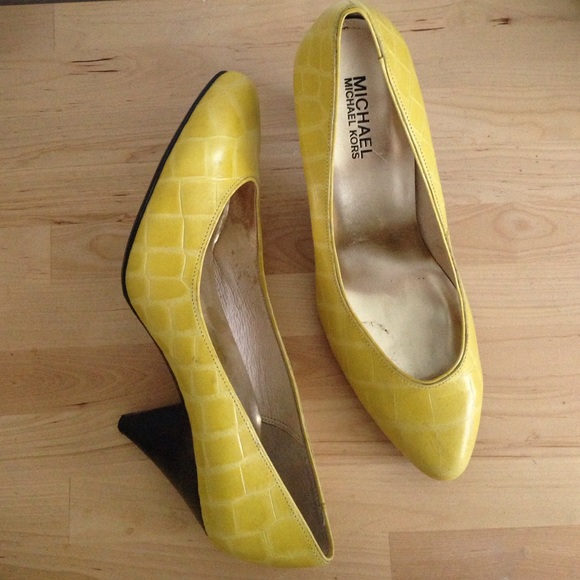 Michael Kors Yellow alligator pumps - Picture 2 of 4