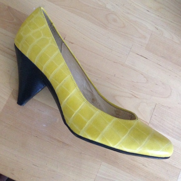 Michael Kors Yellow alligator pumps - Picture 3 of 4