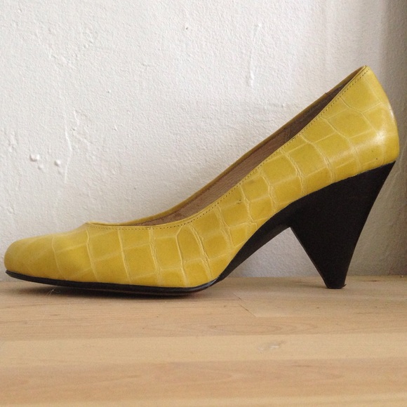 Michael Kors Yellow alligator pumps - Picture 4 of 4