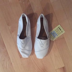 Plain white TOMS SHOES ~~~S 7.5