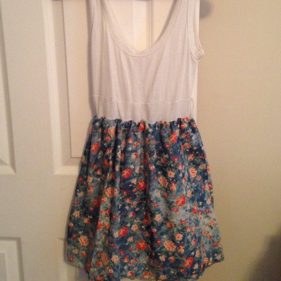 Summer dress! Comes with belt !