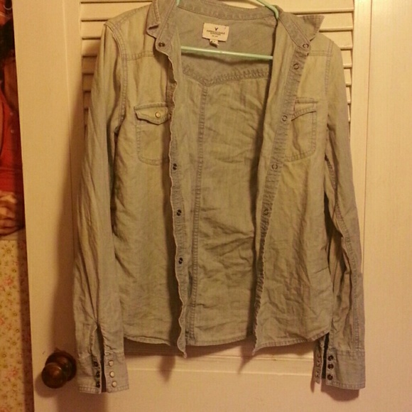 Light denim shirt w/ buttons - American Eagle