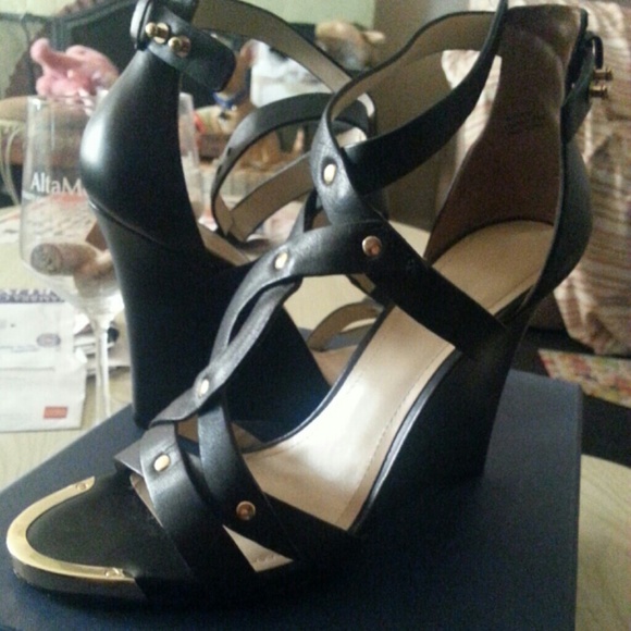 Black Pour la Victoire designer wedges