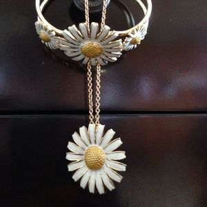 Gold daisy necklace and matching bracelet