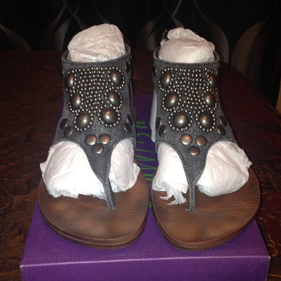 Flat sandals