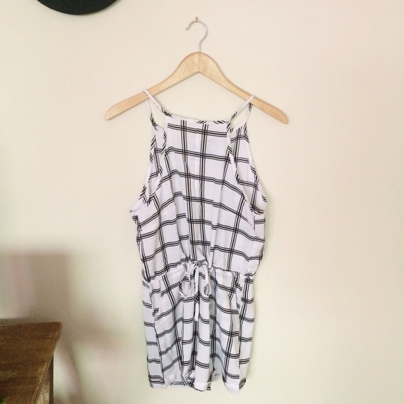 ❤️SOLD❤️ Grid Print Tie Back Romper M - Picture 2 of 3