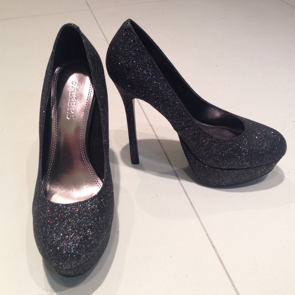 Charcoal colored sparkly pumps