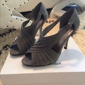 Banana Republic Linette Peep toe heels