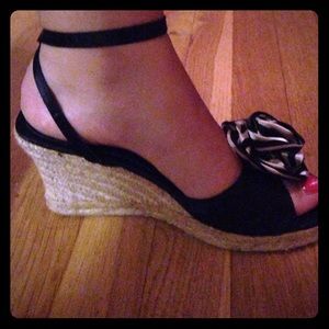 Wedge heels with rose bow