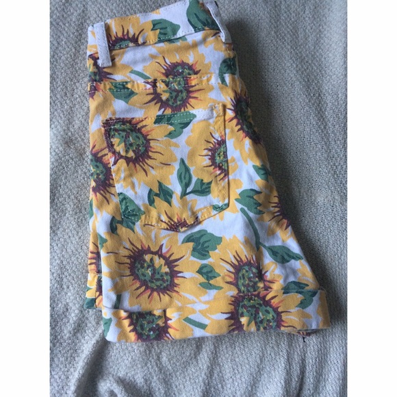 -RESERVED- sunflower print high waisted shorts - Picture 3 of 4