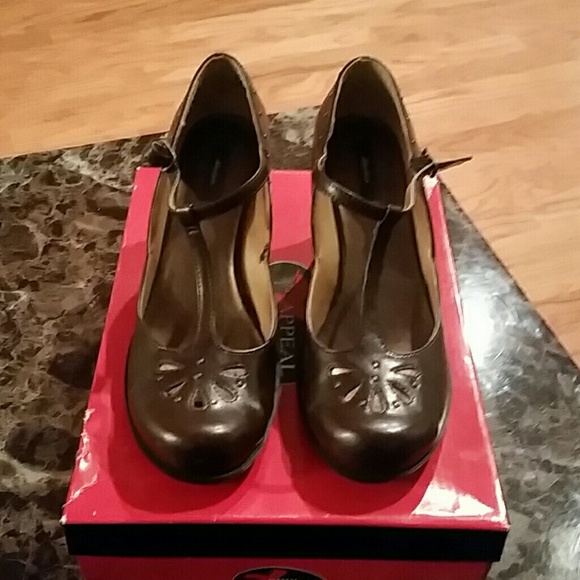 Xhilaration Brown Leather Wedges Size 8