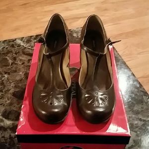 Xhilaration Brown Leather Wedges Size 8