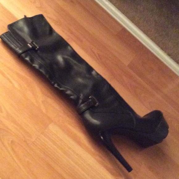 Coolest black boots like new