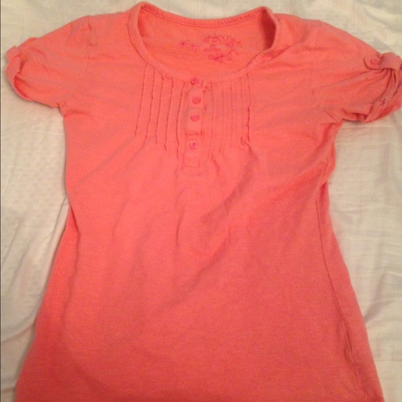 pink t shirt