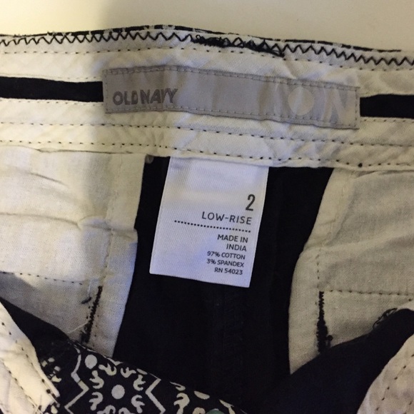 Patterned black and white shorts! - Picture 2 of 2