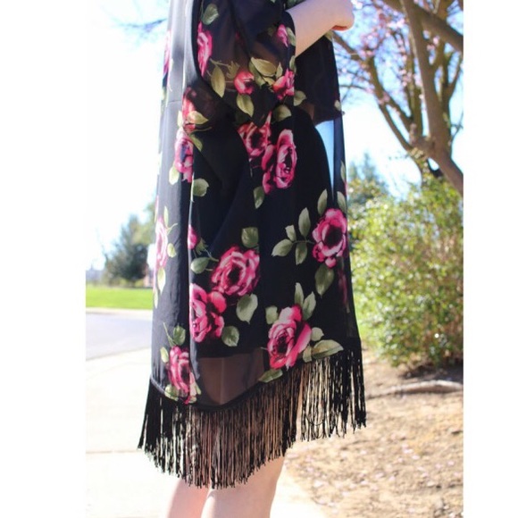 Black sheer floral kimono 🌺