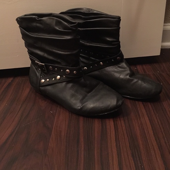 Cute black short boots!