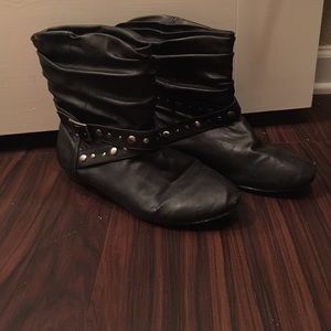 Cute black short boots!