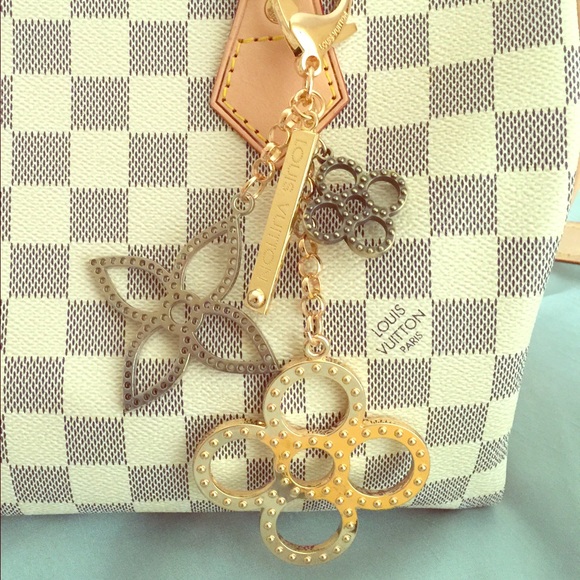 Cute key charm L v😍