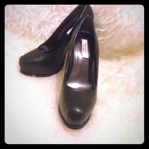Vera wang pumps