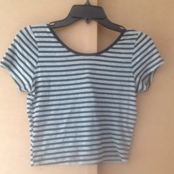 Striped Scoop Crop Top - Picture 3 of 4