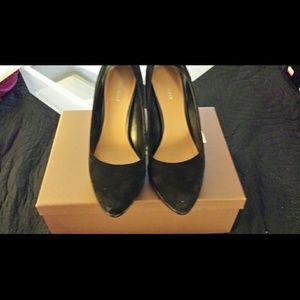 Black suede pump