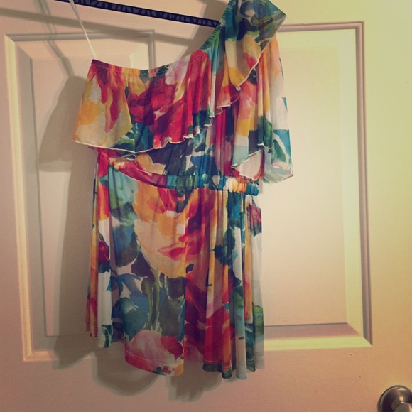 Urban Outfitters • Tropical one-shoulder blouse 🏝