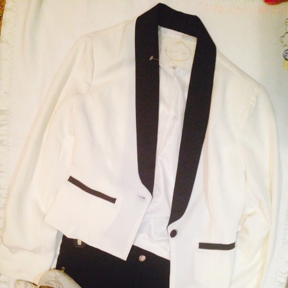 Size small white tuxedo blazer
