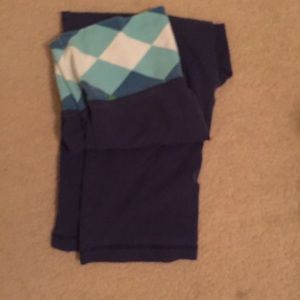 GREAT DEAL!!! Navy blue yoga pant capris.