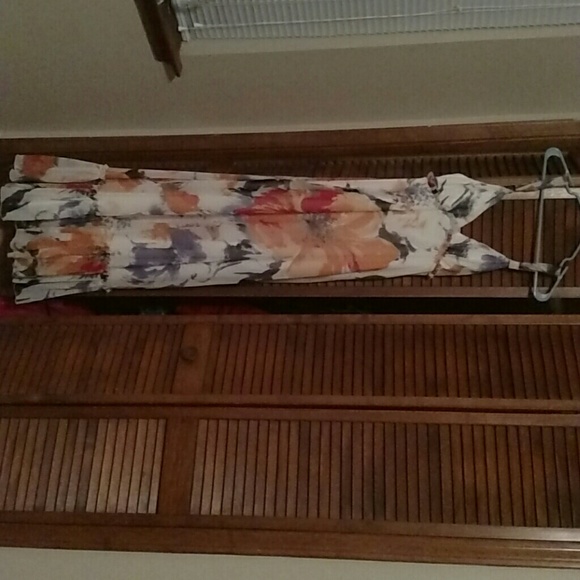 BCBG floral maxi w ruffle details - Picture 1 of 4