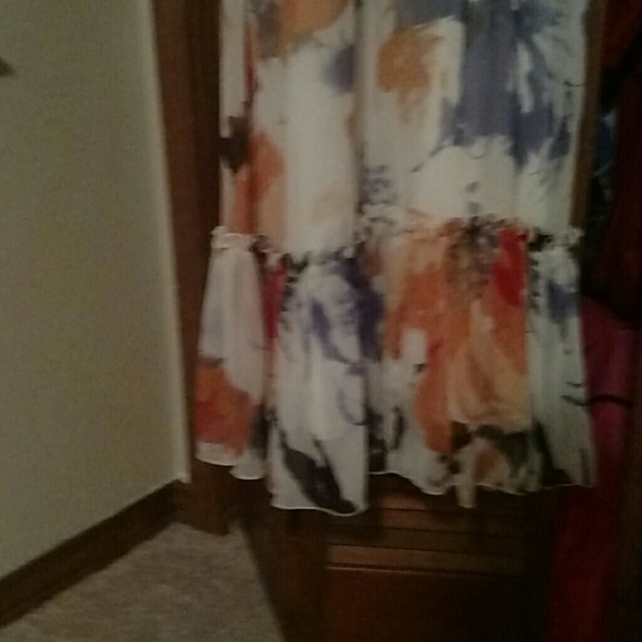 BCBG floral maxi w ruffle details - Picture 3 of 4