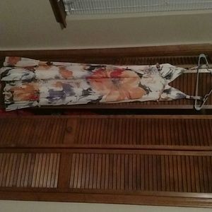 BCBG floral maxi w ruffle details