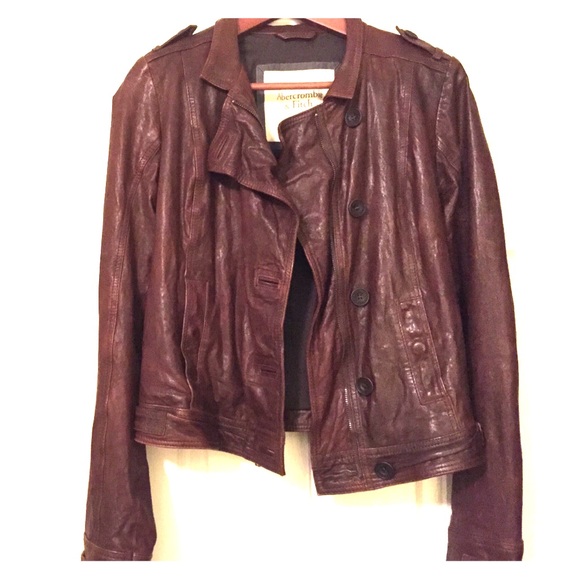 100% genuine leather in dark brown. Offers welcome