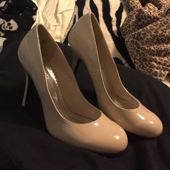 Paprika Shoes - NWOT nude heels