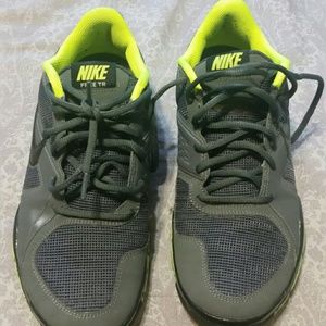 Nike women 9 like new trainers/ sneakers
