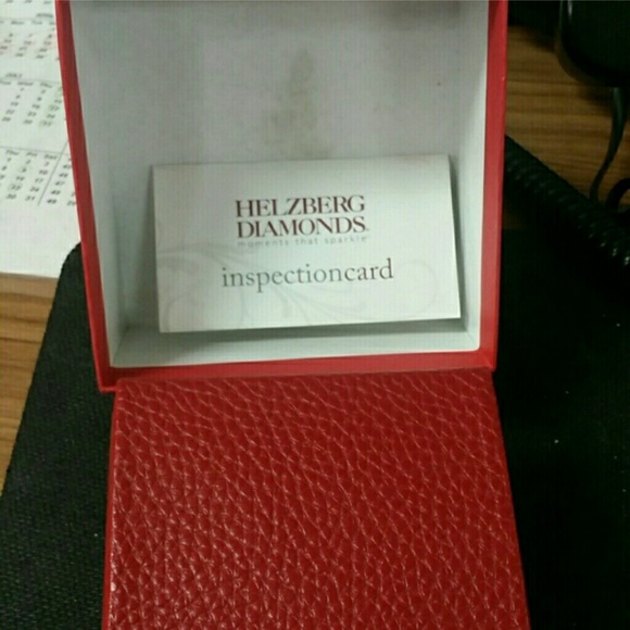 Beautiful 2 carat Moussanite engagement ring - Picture 3 of 4