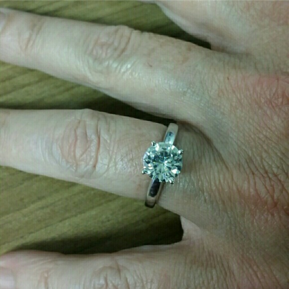 Beautiful 2 carat Moussanite engagement ring - Picture 4 of 4