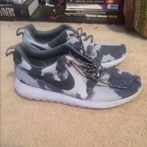 blue nike roshe runs