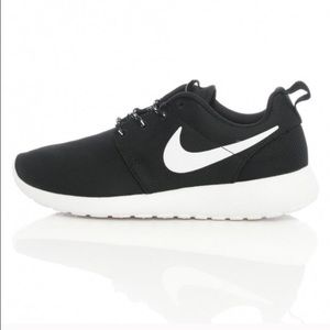 ISO Black Nike Roche Run