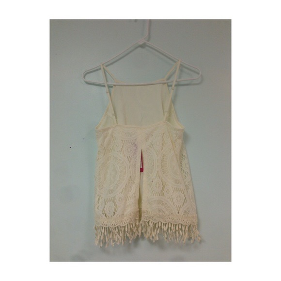 ❌Sold in Bundle❌Open-Back Crochet Top - Picture 3 of 4