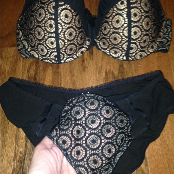 Chantelle bra and panty set - Picture 2 of 4