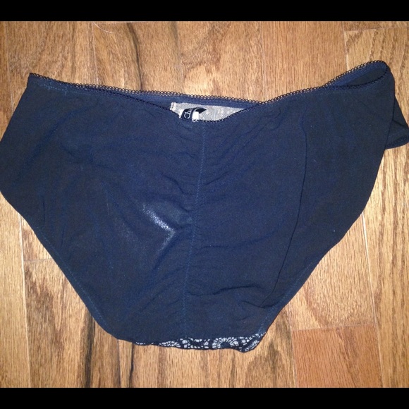 Chantelle bra and panty set - Picture 4 of 4