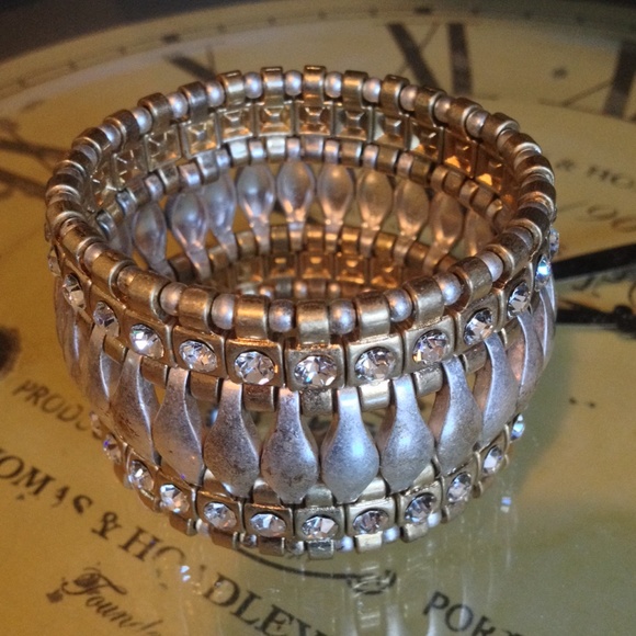 Stretchy silver-tone bracelet with bling🎀