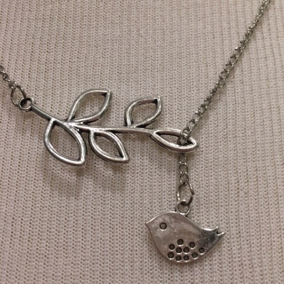 Sweet bird and leaves necklace - Picture 2 of 3
