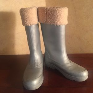 Ugg Australia fully lined silver all-weather boots