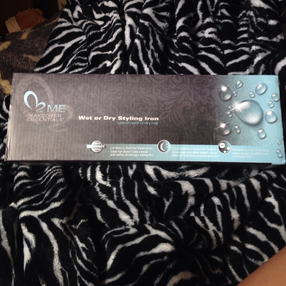 Makeover Essentials wet or dry styling iron. - Picture 1 of 2
