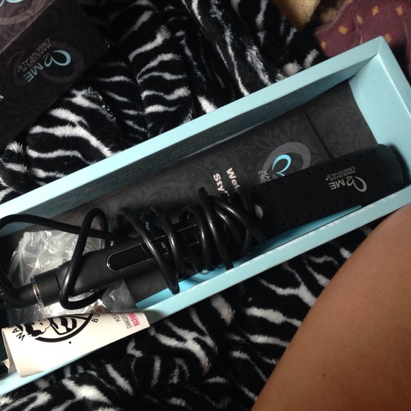 Makeover Essentials wet or dry styling iron. - Picture 2 of 2