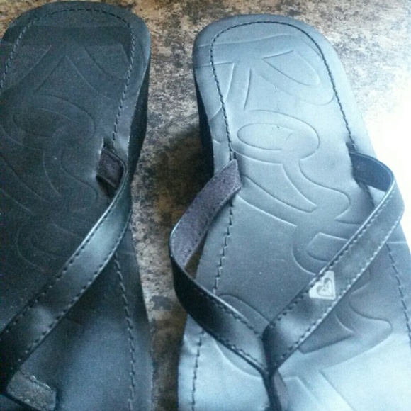 Roxy black flip flops