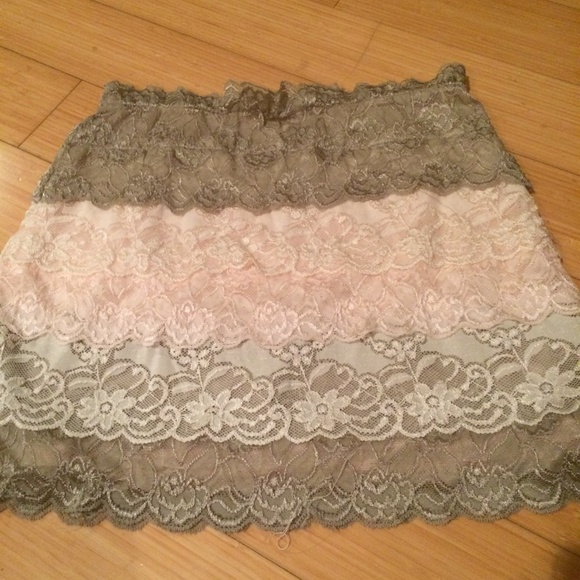 Tri-colored lace skirt