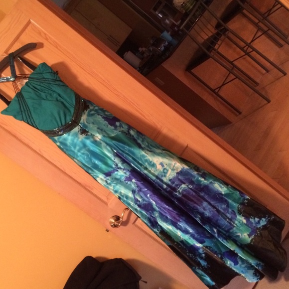 BEAUTIFUL CACHE LONG GOWN ONLY WORN ONCE! - Picture 3 of 4